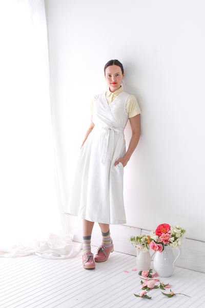 CUISINE APRON DRESS IN WHITE LINEN LIBBIE SUMMERS CUISINE APRON DRESS IN WHITE LINEN LIBBIE SUMMERS