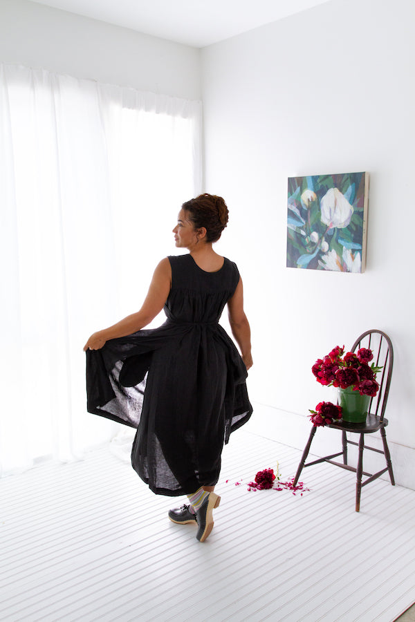 ATELIER APRON DRESS IN BLACK LINEN