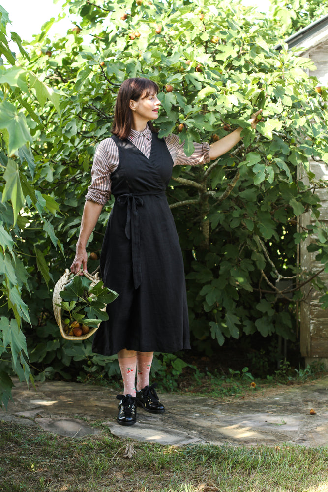 CUISINE APRON DRESS IN BLACK LINEN – LIBBIE SUMMERS