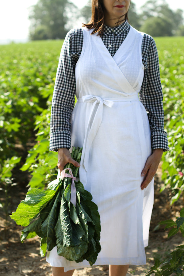 CUISINE APRON DRESS IN WHITE LINEN LIBBIE SUMMERS CUISINE APRON DRESS IN WHITE LINEN LIBBIE SUMMERS