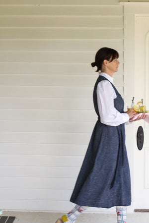 CUISINE APRON DRESS IN INDIGO CHAMBRAY LINEN LIBBIE SUMMERS CUISINE APRON DRESS IN INDIGO CHAMBRAY LINEN LIBBIE SUMMERS