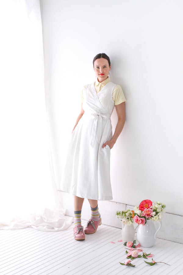 CUISINE APRON DRESS IN WHITE LINEN – LIBBIE SUMMERS CUISINE APRON DRESS IN WHITE LINEN – LIBBIE SUMMERS