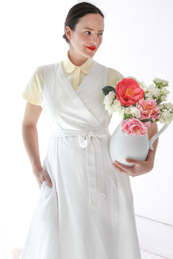 CUISINE APRON DRESS IN WHITE LINEN – LIBBIE SUMMERS CUISINE APRON DRESS IN WHITE LINEN – LIBBIE SUMMERS
