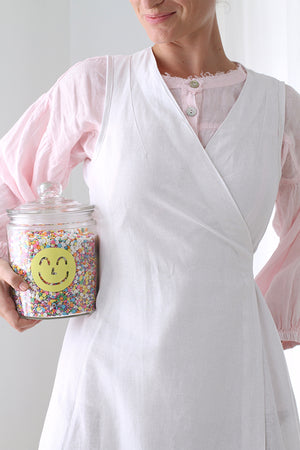 CUISINE APRON DRESS IN WHITE LINEN LIBBIE SUMMERS CUISINE APRON DRESS IN WHITE LINEN LIBBIE SUMMERS