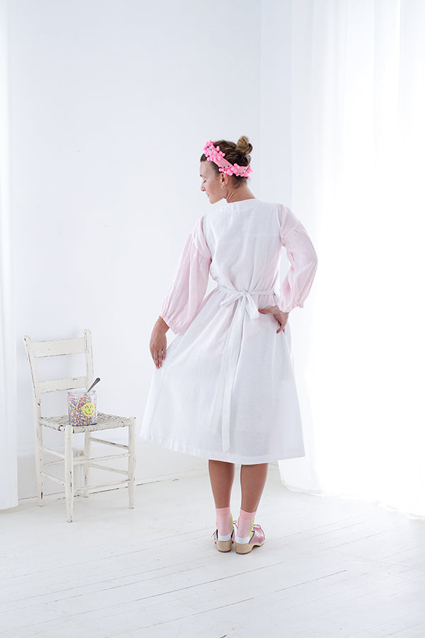 CUISINE APRON DRESS IN WHITE LINEN LIBBIE SUMMERS CUISINE APRON DRESS IN WHITE LINEN LIBBIE SUMMERS