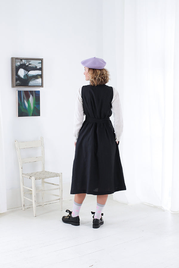 CUISINE APRON DRESS IN BLACK LINEN LIBBIE SUMMERS CUISINE APRON DRESS IN BLACK LINEN LIBBIE SUMMERS