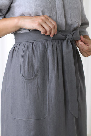 CHAMBER APRON IN GREY LINEN