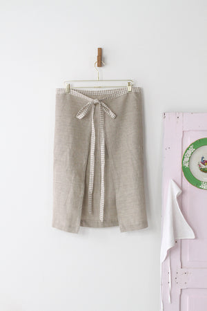 GALLEY APRON IN NATURAL AND GINGHAM LINEN